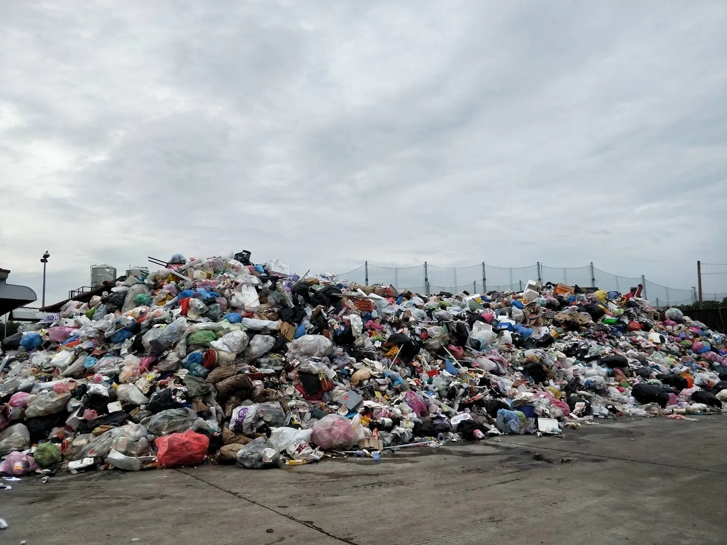 2021年疫情期間，永康清潔隊資源回收場資收物堆積，出現異味與蚊蟲問題